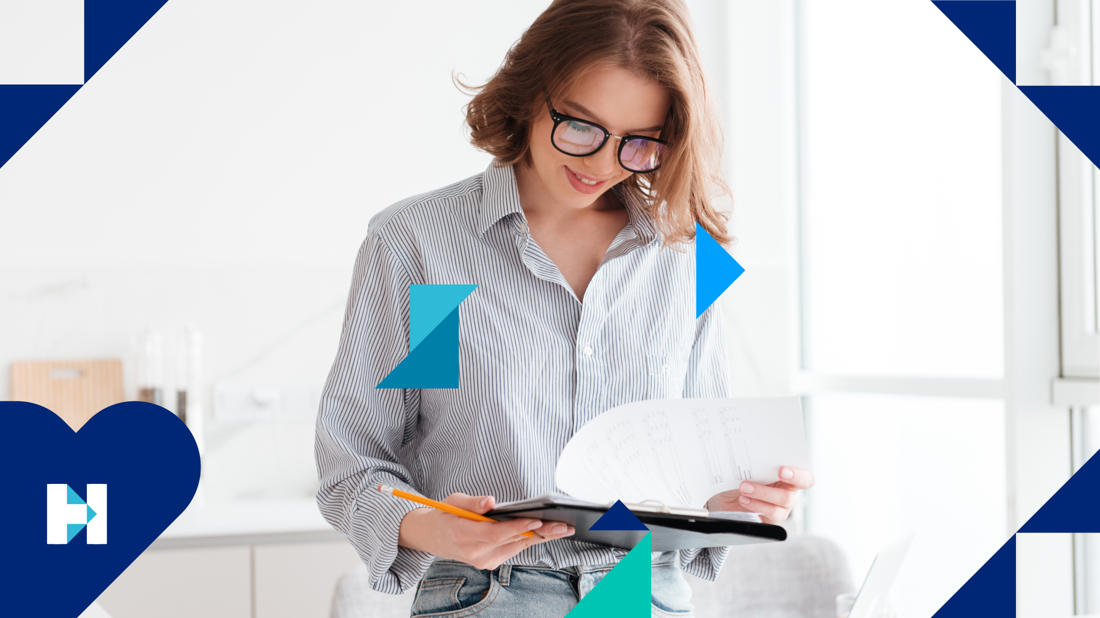 Une femme portant des lunettes et une chemise à rayures bleues vérifie ses notes sur un bloc-notes, tenant un crayon dans sa main droite,
