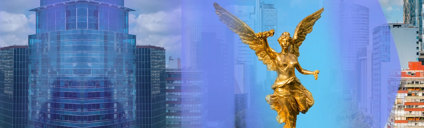Une photo de la statue dorée 'Ángel de la Independencia' sur la célèbre avenue Reforma à Mexico. Derrière elle, plusieurs bâtiments.