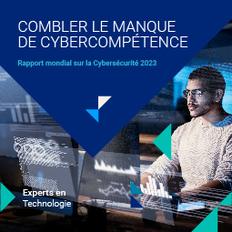 Um homem trabalha em um computador com dados e gráficos. Acima dele, há um triângulo azul com as palavras: Combler le manque de cybercompétence. Rapport mondial sur la Cybersécurité 2023