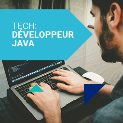 Plan d'ensemble d'un homme travaillant sur un programme de codage sur un Macbook, ses deux mains sont sur le clavier. Une flèche bleue indique le texte: Tech: Développeur Java.