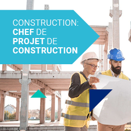 Un homme et une femme portant des casques regardent un plan sur un chantier de construction. Une flèche bleue affiche le texte suivant: Construction: Chef de projet de construction.